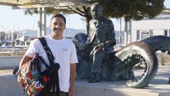 Cristian Nogueiras ante la escultura de Verne en el puerto de Vigo.  
