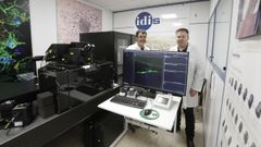 Pablo Hervella y Tom�s Sobrino, con el nuevo microscopio