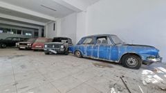 Varios de los coches cl�sicos que se guardan desde hace a�os en el bajo de la avenida de Vigo n�mero 30 de Pontevedra