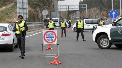 Imagen de archivo de un control de la Guardia Civil en la autopista entre A Corua y Carballo.