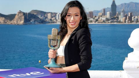 Chanel posa con el premio del Benidorm Fest