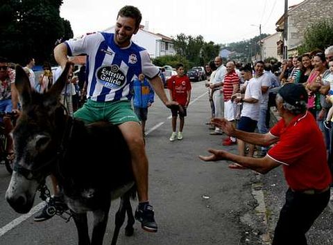 Cientos de personas se concentraron en torno a la carretera principal para seguir la carrera. 