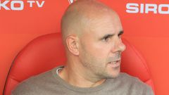 El entrenador del Celta Fortuna, Fredi �lvarez, durante el duelo ante el Sporting en El Molin�n.