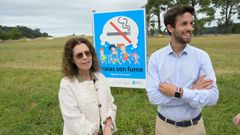 La directora xeral de Sa�de P�blica, Carmen, y el alcalde de Cabanas, Fernando Couce, ayer en el arenal