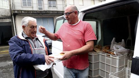 Roberto V�zquez, a la derecha, atendiendo a un cliente