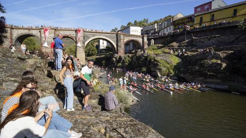 Fiesta de la piragua en el Sil.M�s de trescientos participantes y numerosos p�blico disfrutaron del descenso internacional