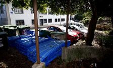 La finca, tambi�n conocida como El Atrio, est� ocupada por coches, vallas y contenedores. 