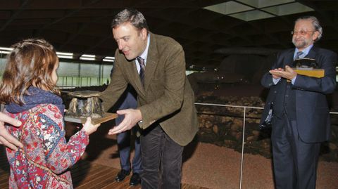 Valent�n Gonz�lez recibe el Dolmen de manos de Sandra Lema