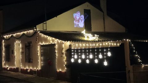 Otra de las viviendas iluminadas en el barrio, en la Ra da Rola