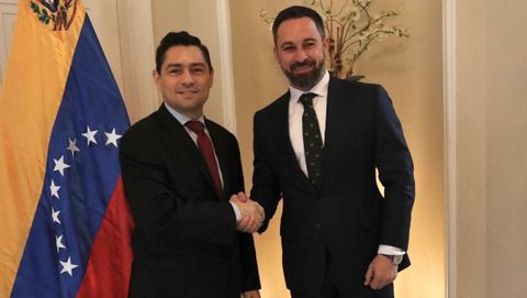 El embajador de Venezuela en Estados Unidos, Carlos Vecchio, y el presidente de Vox, Santiago Abascal 
