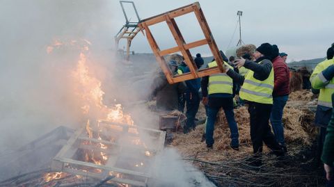 Durante toda la noche no han dejado de alimentar la hoguera para calentarse.