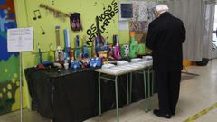 Un votante, en la maana de este domingo en un colegio electoral de Lugo.