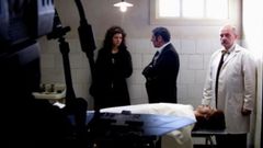 El autor de este texto (a la derecha) hace de m�dico forense en una escena con Celso Bugallo e Isabel Naveira.