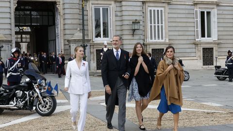 Los reyes Felipe VI y Letizia, la princesa Leonor y la infanta Sofa salen a la Plaza de Oriente a saludar y a dejarse fotografiar por la gente all congregada 