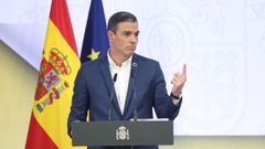 El presidente del Gobierno, Pedro S�nchez, sin corbata, durante su comparecencia en la Moncloa