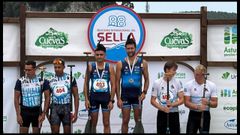 Adri�n Pose Busto (en el centro de la imagen, a la izquierda) y Diego Migu�ns S�nchez, cano�stas del Club Pirag�ismo As Torres-Romar�a Vikinga de Catoira en el podio del 88�. Descenso Internacional del Sella como campeones de C2 S�nior Masculino.