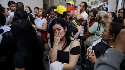 Decenas de ciudadanos colombianos vivieron este viernes una jornada de caos y desesperaci�n en el centro c�vico del parque de San Diego