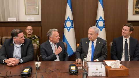 Imagen facilitada por la Oficina de Prensa del Gobierno de Israel en la que se ve al primer ministro de Israel, Benjamin Netanyahu (segundo por la derecha), escuchando al enviado especial de Estados Unidos Steve Witkoff (segundo por la izquierda). Lo acompaan el yerno de Trump, Jared Kushner (derecha) y el ministro israel de asuntos estratgicos, Ron Dermer (izquierda)
