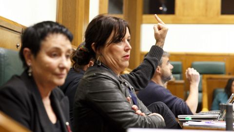 Parlamentarios de Bildu hacen un gesto despectivo a los policías que seguían el debate desde la tribuna del Parlamento vasco
