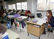 Estudiantes con su profesora durante una clase en el instituto de As Lagoas de la capital.