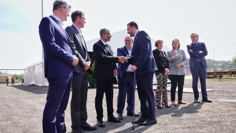 El CEO de ArcelorMittal en Europa, Sanjay Samaddar (3i), saluda al presidente del Principado de Asturias, Adrin Barbn (4d), junto al CEO ArcelorMittal Asturias, Philippe Meyran (2i), el comisionado especial para el Perte de Descarbonizacin Industrial, Luis ngel Colunga (4i); Y la alcaldesa de Gijn, Carmen Moriyn (3d); durante el acto de inicio de la obra de construccin de la nueva Acera Elctrica de Gijn