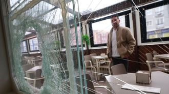 Los ladrones ocasionaron destrozos en locales como Bohemian, en Nar&oacute;n. 
