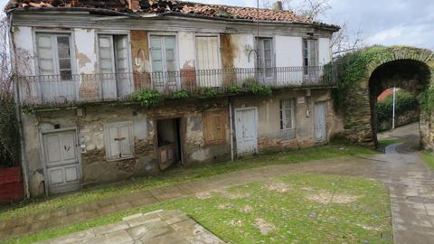 La antigua plaza dela Sal, en una foto previa al derribo de la edificacin anexa al arco