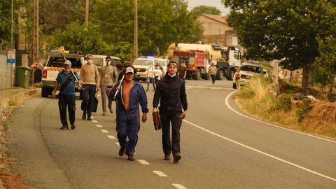 Vecinos de la parroquia de Lucenza, en Cualedro, formando una cuadrilla para luchar contra el fuego.