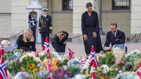 Mette-Marit, la reina Sonia, Marta Luisa y el rey Haakon, leyendo los mensajes dejados por sus s�bditos