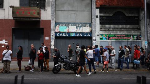 Fila de personas esperando su turno para entrar a comprar a un supermercado de Caracas (Venezuela) tras el ataque de Estados Unidos.