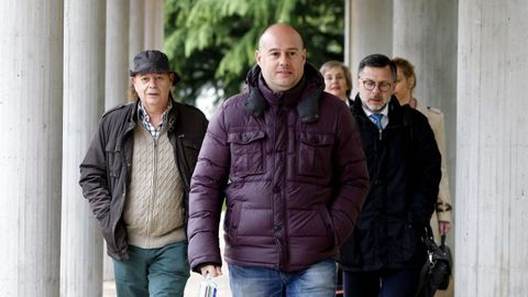 Ramn Lpez, primero por la izquierda y con gorro, en su entrada al juicio que se celebr en Santiago por el caso Maha