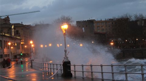 Oleaje en la bah�a de San Lorenzo de Gij�n, parcialmente precintada