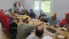 Reunin del grupo de amigos que quedan para desayunar un cocido.