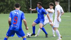 Rub�n Dur�n controla el bal�n en el choque del Sango�edo