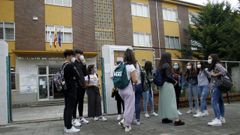 Estudiantes a la entrada de uno de los institutos de ense�anza de Monforte