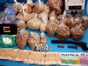 En los registros se intervino droga, miles de euros y una pistola.