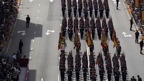 Vista del desfile del Da de las Fuerzas Armadas ante miles de ovetenses