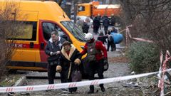 Unos sanitarios evacuan a una mujer tras un ataque con drones rusos contra un edificio de apartamentos.