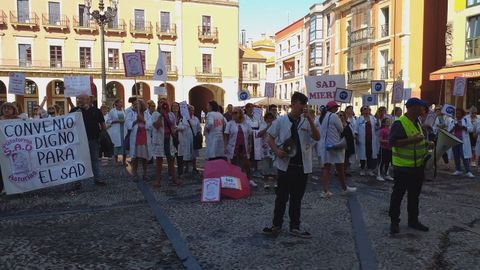 Protesta de trabajadores del Servicio de Ayuda a Domicilio (SAD) en la plaza Mayor de Gij�n