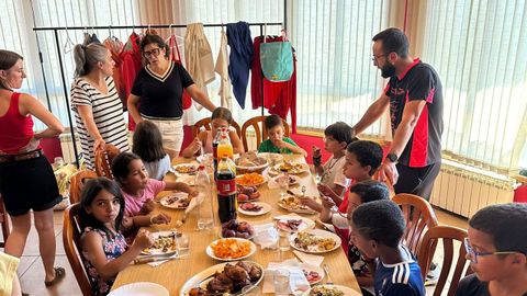 Los nios saharauis y sus familias de acogida compartieron una comida en el centro de la asociacin Prodeme