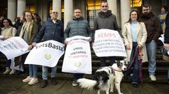 Veterinarios pontevedreses protestando este jueves en Pontevedra.