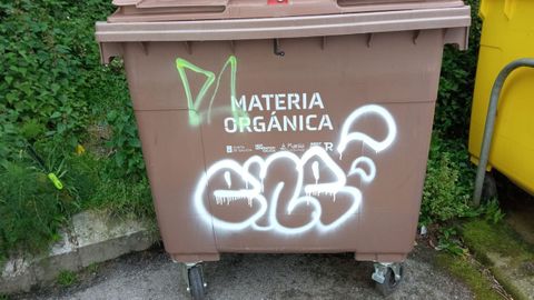 Pintada en uno de los nuevos contenedores de basura orgnica
