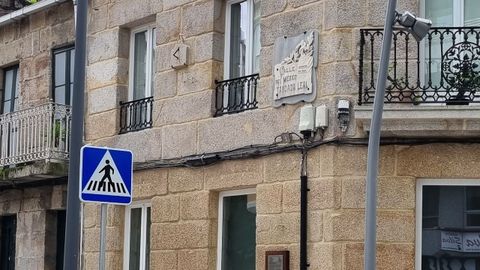 En el inicio de la calle Taboada Leal aparece este reloj solar que no es original de este lugar ya que está orientado hacia el este