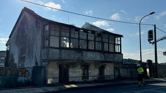 Arde por completo una casa abandonada en Almeiras