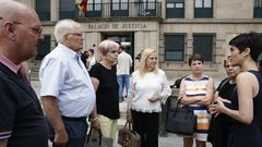 La abogada Beatriz Seijo (derecha), con familiares de Isabel