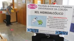 Uno de los abudantes carteles del campus de Ferrol informado sobre las medidas para frenar el covid
