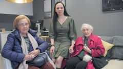 De izquierda a derecha, Pura, Ingrid y Carmen. Dos mayores que viven solas que son usuarias del  programa, junto a la t�cnica responsable