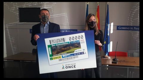 La viceconsejera de Turismo, Graciela Blanco y el delegado territorial de la ONCE, Pedro Ortiz, presentan el cup�n Asturias