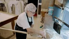 Una panadera haciendo bollas de Cea