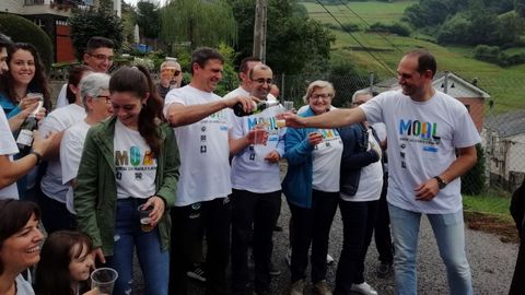 Jos� Lago, a la derecha, brinda con sus vecinos por el premio al Pueblo Ejemplar para Moal